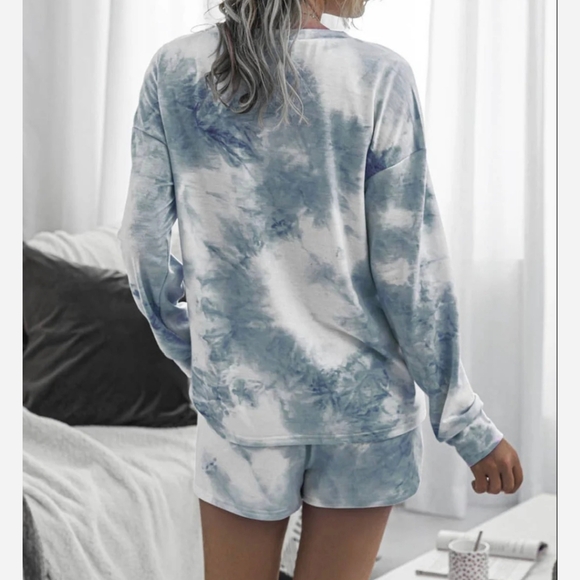 Zulily Women's Blue-Gray Haze Long-sleeved Tie-Dye T-shirt and Shorts Set - Picture 2 of 16